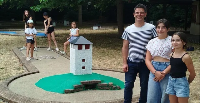 photo  de droite à gauche, capucine et alice, les responsables du jour du minigolf, avec martin bouchaud, l’animateur jeunesse responsable du spot.  &copy;  ouest-france 