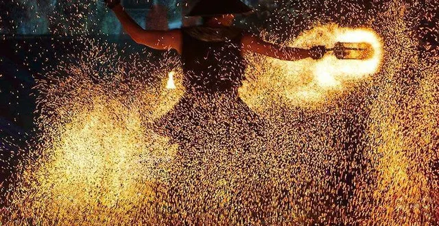 photo  un final d’artifice mémorable, mêlant pluie de braises et effets spéciaux grandioses.  &copy;  dr 