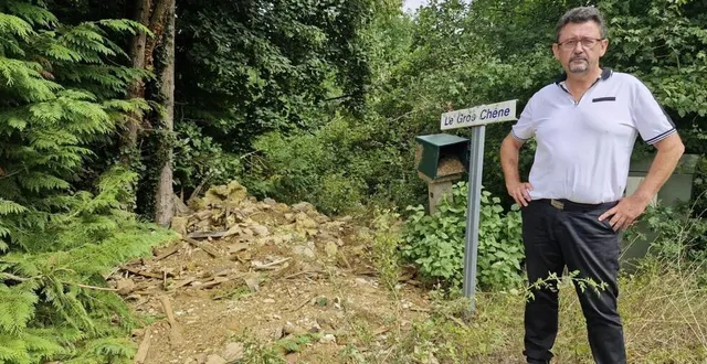 photo  vincent barrais devant le dépôt sauvage découvert dernièrement  &copy;  ouest-france 