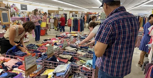 photo  il est toujours possible de faire don de vêtements à monde solidaire, mais uniquement propres et en bon état afin qu’ils puissent être proposés à la vente.  &copy;  archives le maine libre 