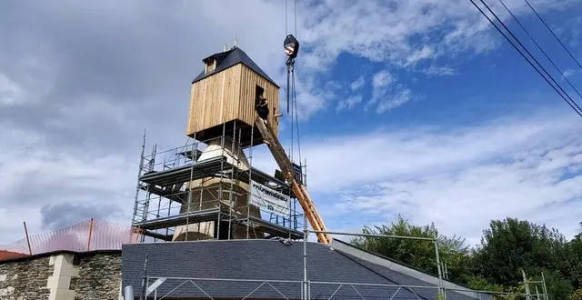 photo  la pose de la hucherolle sur la jupe du moulin du pavé a nécessité environ deux heures, ce mercredi matin.  &copy;  ouest-france 