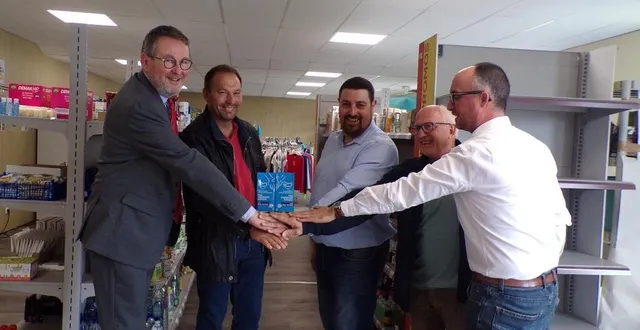 photo  les acteurs de l’opération le lait du cœur initié par le groupe laitier lsdh.   &copy;  le maine libre 