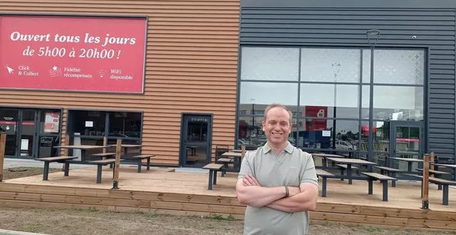 photo  anthony sireau, devant sa boulangerie sophie lebreuilly, première implantation de la franchise dans l’ouest.  &copy;  ouest-france 