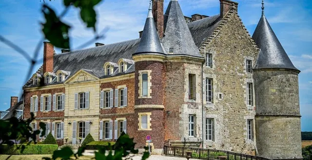 photo  le temps de l’apéro, profitez du calme des jardins du château de montmirail.  &copy;  photo le maine libre - yvon loué 