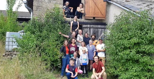 photo  perchés en haut, antonin bailles et emma verbeke en compagnie des artistes circassiens.  &copy;  le maine libre 