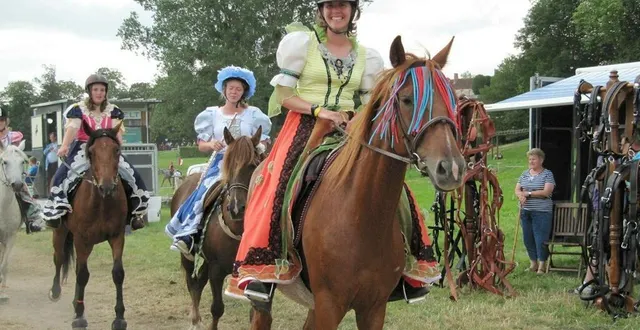 photo  l’équirando au haras du pin, en 2012 : le défilé des colombes du roi-soleil, cavalières du poney-club du petit cob.  &copy;  archives ouest-france 
