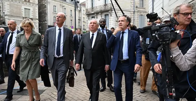 photo  le premier ministre françois bayrou dans les rues d’angers, ce jeudi 24 juillet, avec christophe béchu, le maire de la ville, à sa gauche.  &copy;  thomas bregardis/ouest-france 