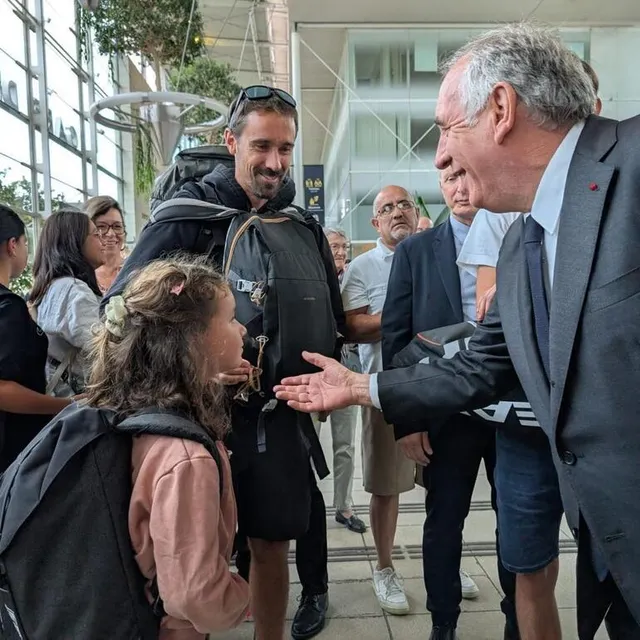 photo le premier ministre salue des personnes en gare d’angers.  ©  ouest-france