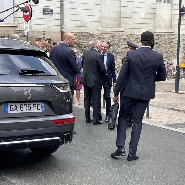 photo christophe béchu, le maire d’angers, salue françois bayrou à son arrivée.  ©  ouest-france