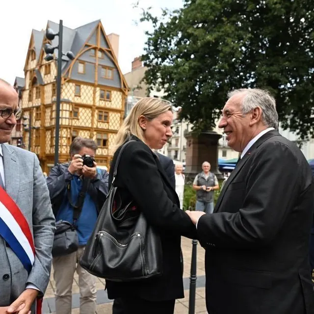 photo françois bayrou dans les rues d’angers.  ©  thomas bregardis/ouest-france