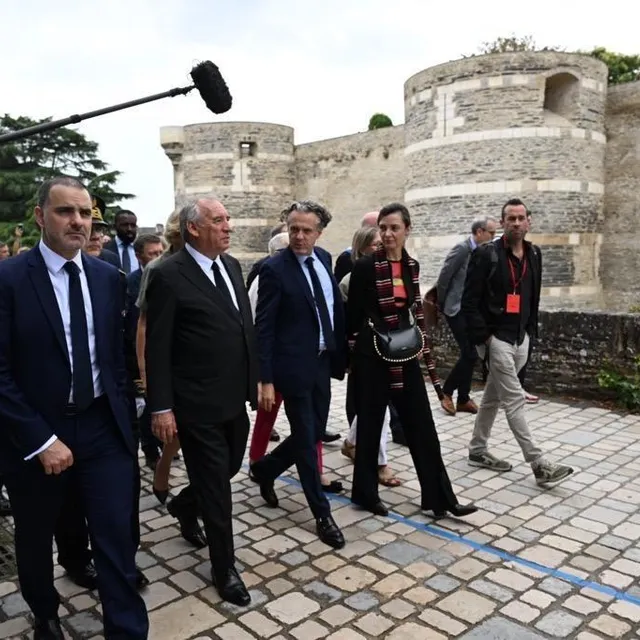 photo le cortège ministériel devant le château d’angers.  ©  thomas bregardis / ouest-france