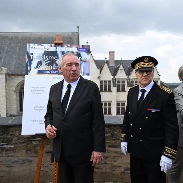 photo françois bayrou avec le préfet de maine-et-loire, philippe chopin.  ©  thomas bregardis / ouest-france