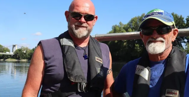 photo  sylvain monnier (à gauche) et hervé couet, baliseurs de loire, travaillent ce jeudi matin sur le posso, un bateau à fond plat en aluminium, nécessitant moins d’entretien mais brûlant sous le soleil de cette fin de matinée. il file à toute allure pour vérifier chaque balise. « notre métier, c’est la diversité. l’été, on est beaucoup sur l’eau ».  &copy;  co 