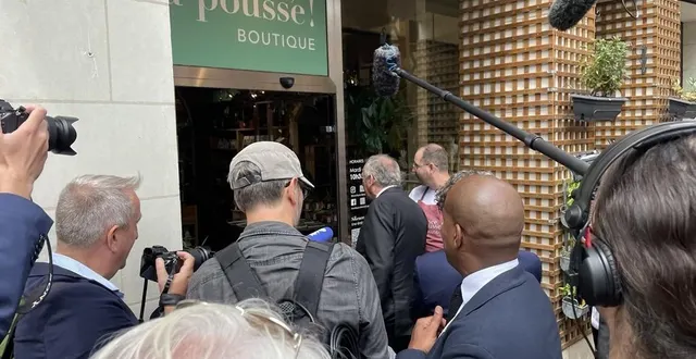 photo  le premier ministre françois bayrou entre dans la boutique silence, ça pousse, ce jeudi 24 juillet, à angers (maine-et-loire).  &copy;  ouest-france 