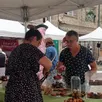 photo le marché gourmand, un moment convivial de rencontre avec les artisans locaux.