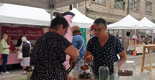 photo  le marché gourmand, un moment convivial de rencontre avec les artisans locaux.  &copy;  ouest-france 