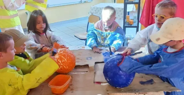 photo  avec des ballons de toute sorte, les enfants ont appris les planètes de notre système solaire à la beaumontstar.  &copy;  ouest-france 