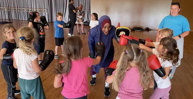 photo  la boxe thérapie faisait partie des quinze activités proposées à brûlon lors d’un été sportif en sarthe, jeudi 24 juillet 2025.  &copy;  ouest-france 