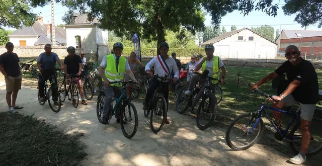 photo  mazé-milon, le 11 juillet 2025. avant l’inauguration officielle, le maire christophe pot et le préfet philippe chopin ont testé les nouvelles liaisons douces récemment aménagées.  &copy;  co - agathe le nueff 