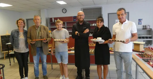 photo  les cinq diplômés, avec la directrice, à gauche, et le chef de cuisine, troisième à droite.  &copy;  ouest-france. 