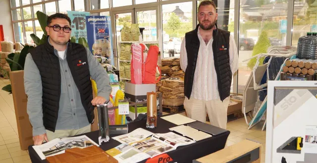photo  thibault dubois responsable des équipes de poses et vincent marchand tenaient un stand dans le hall du magasin carrefour de tinchebray-bocage.  &copy;  ouest-france 