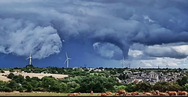 photo  chanzeaux (maine-et-loire) le 24 juillet 2025. dans les nuages on aperçoit un tuba, tourbillon de vents en forme d’entonnoir, capturé en photo par un habitant.  &copy;  co - daniel batardière 