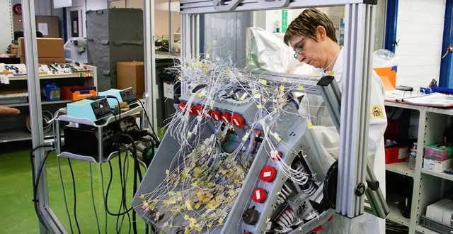 photo  ametra intégration est spécialiste du câblage filaire notamment pour l’aéronautique.  &copy;  archives co 