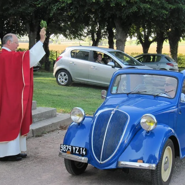 photo  une simca 5 de 1938 est venue chercher la protection de saint christophe   ©  archives