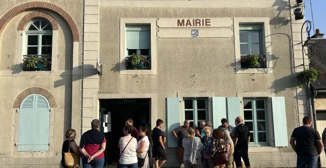 photo  une vingtaine d’habitants de vivoin (sarthe) assistent à la séance du conseil, témoins d’une situation tendue.  &copy;  ouest-france 