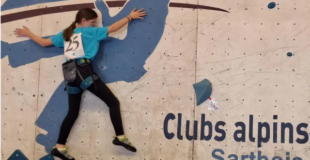 photo  les jeunes peuvent découvrir les joies de l’escalade dans un cadre sécurisé et encadré.  &copy;  sesa 