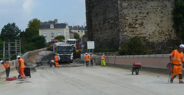 photo  l’enrobé sur le pont va bientôt être posé.  &copy;  le maine libre 