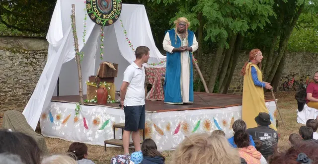 photo  la cie les tombés de la lune a présenté un spectacle loufoque.  &copy;  le maine libre 