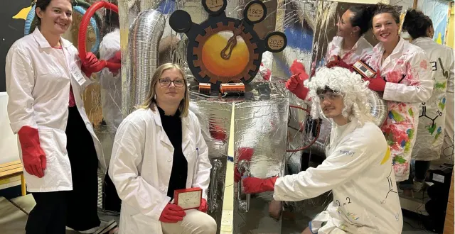 photo  la machine à remonter le temps qui expédie les enfants d’un siècle à l’autre fait des siennes…  &copy;  le maine libre 