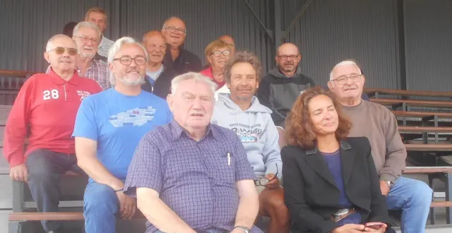 photo  une partie des bénévoles autour de caroline sionneau, présidente de la société des courses hippiques de château-du-loir.  &copy;  ouest-france. 