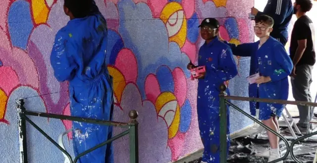 photo  lors du deuxième chantier argent de poche de juillet, six jeunes ont réalisé une fresque, dans le passage sous l’immeuble du n° 25, place de l’europe.  &copy;  ouest-france 