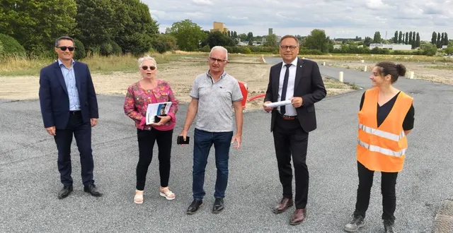 photo  le maire frédéric mortier entouré d’élus, de laurent marty dgs et de solenn herbert représentant le lotisseur alter.  &copy;  co 