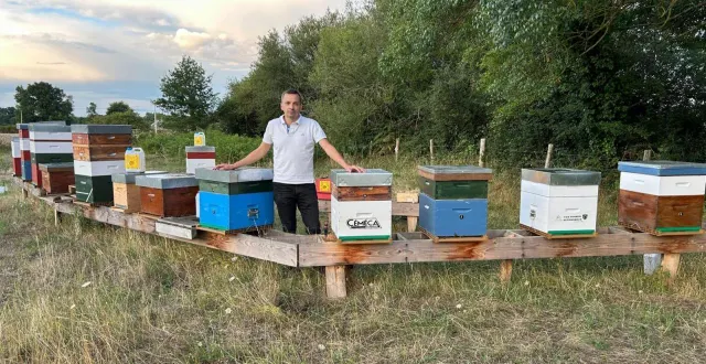 photo  yoan mercier, apiculteur amateur, développe son rucher grâce au mécénat d’entreprise.  &copy;  co 