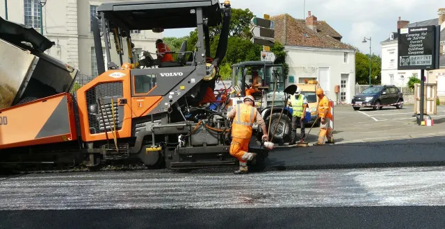 photo  le département profite de la fermeture du pont pour refaire les enrobés, place de la libération.   &copy;  le maine libre 