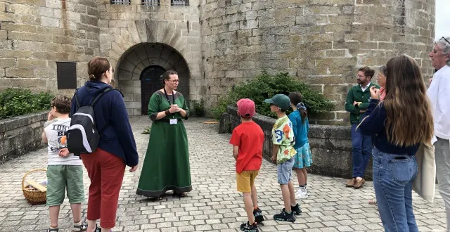 photo  lucie bessin, guide conférencière, explique comment ont été construits les bâtiments au moyen âge devant le château d’alençon (orne).  &copy;  ouest france 