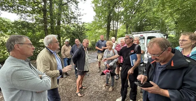 photo  andré besnier, maire de ceton, et vincent segouin, conseiller départemental (à gauche), ont rencontré vingt-huit habitants du chemin de la jouvetterie.  &copy;  ouest-france 