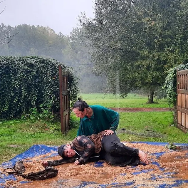 photo les buveurs de thé joueront livère dans le verger.  ©  ouest-france