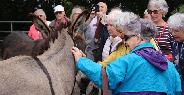 photo  pendant une après-midi, les seniors ont pu caresser les animaux du refuge.  &copy;  le maine libre 