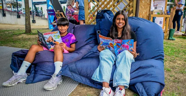 photo  un espace de lecture a été aménagé pour prolonger la pause sur la route des vacances.  &copy;  photo le maine libre – yvon loue 