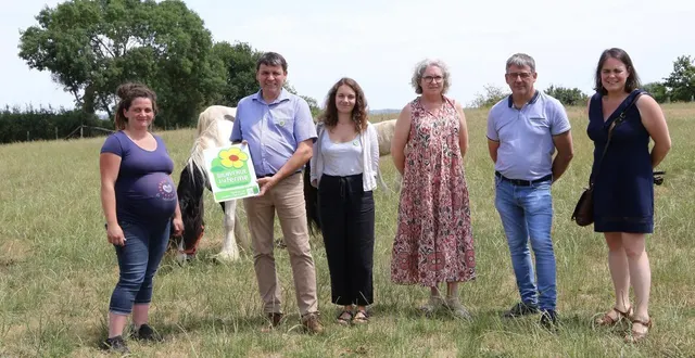 photo  marine renaudet a reçu le panonceau bienvenue à la ferme pour sa production de cosmétique à base de lait de jument.  &copy;  ouest-france 
