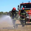 photo  des pompiers en manœuvre avec un camion-citerne feux de forêts tout terrain (photo d’illustration). 