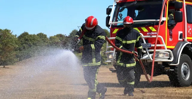 photo  des pompiers en manœuvre avec un camion-citerne feux de forêts tout terrain (photo d’illustration).  &copy;  archives ouest-france 