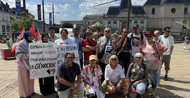 photo  les manifestants se sont rassemblés sur la place de la république, au mans, puis ont défilé vers la cathédrale.  &copy;  le maine libre 