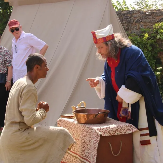photo la cérémonie d’adoubement du chevalier est jouée les deux jours du campement médiéval.  ©  le maine libre