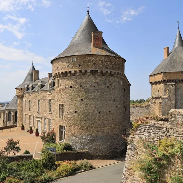 photo les tours du xve siècle, particulièrement imposantes et le logis du xviie, avant restauration.  ©  ouest-france