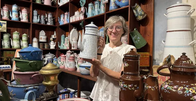 photo  véronique quellier-gillois a eu le coup de foudre pour cette cafetière en 1980 et collectionne depuis les objets du quotidien en tôle émaillée  &copy;  yanne boloh 